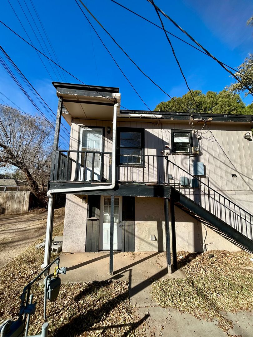 Lubbock House: 2605 22nd St. - Rear Unit Upstairs