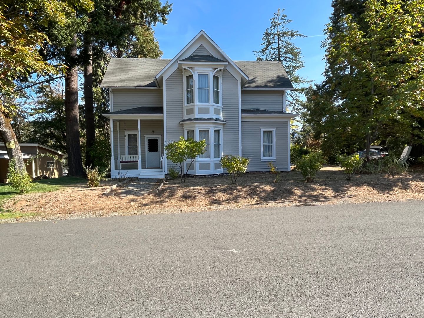 Canyonville House: 325 NW Pine St