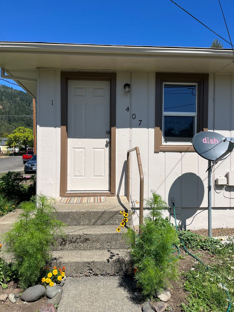 Myrtle Creek House: 407 NE Waite St Apt#1