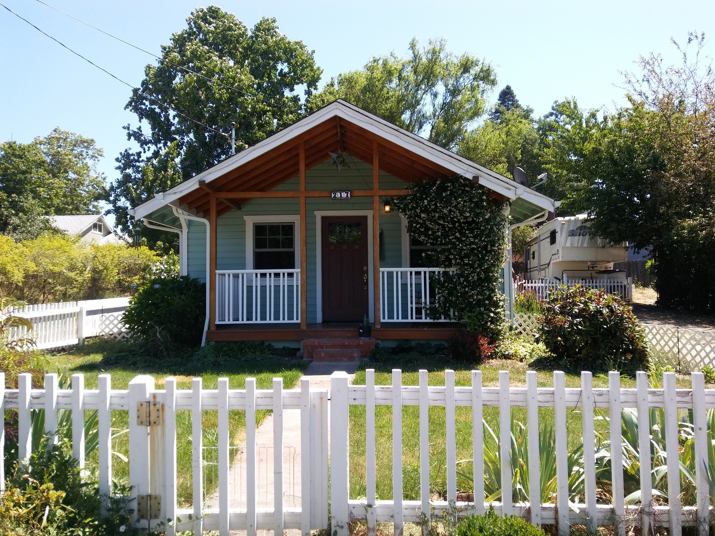 Myrtle Creek House: 217 NE Cedar Ave.