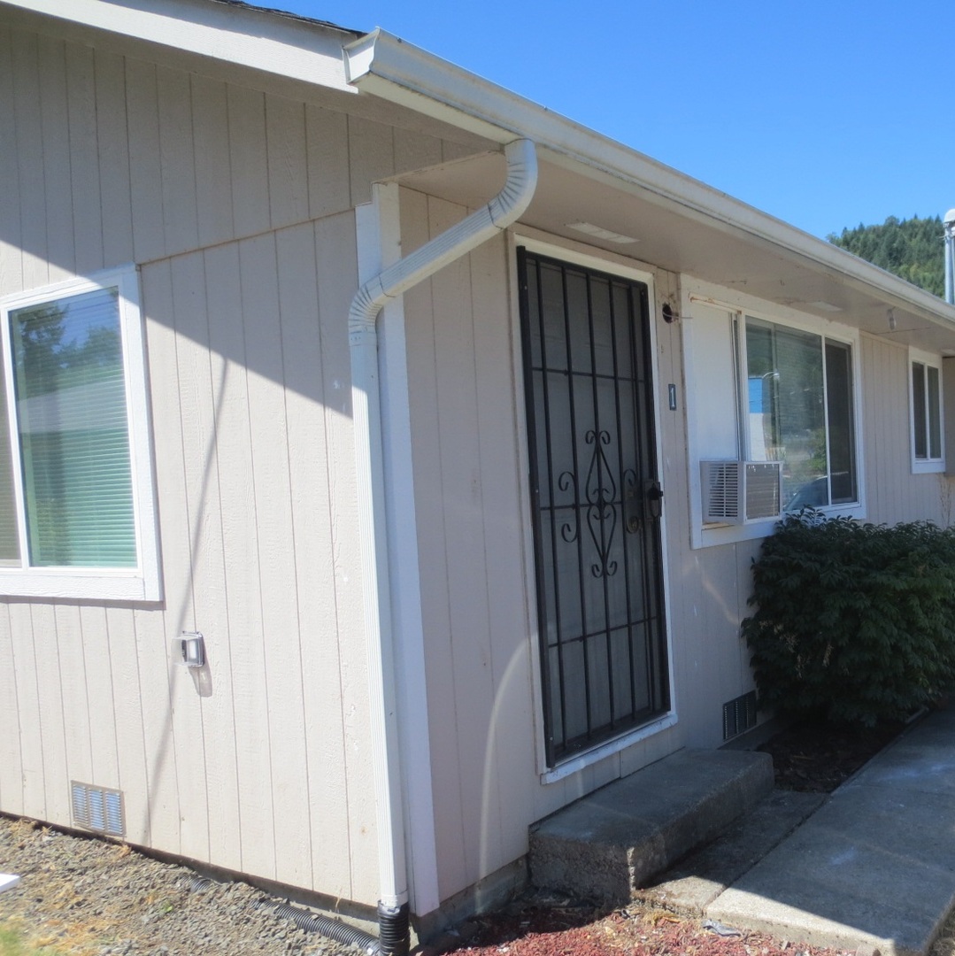 Canyonville Apartment: 121 Long St #1