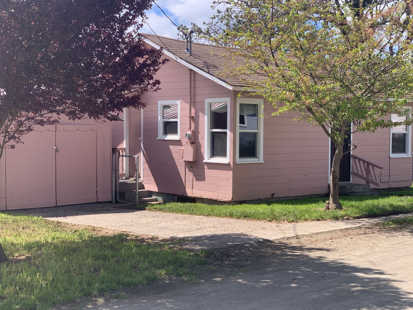 Myrtle Creek House: 634 NE Faculty Row