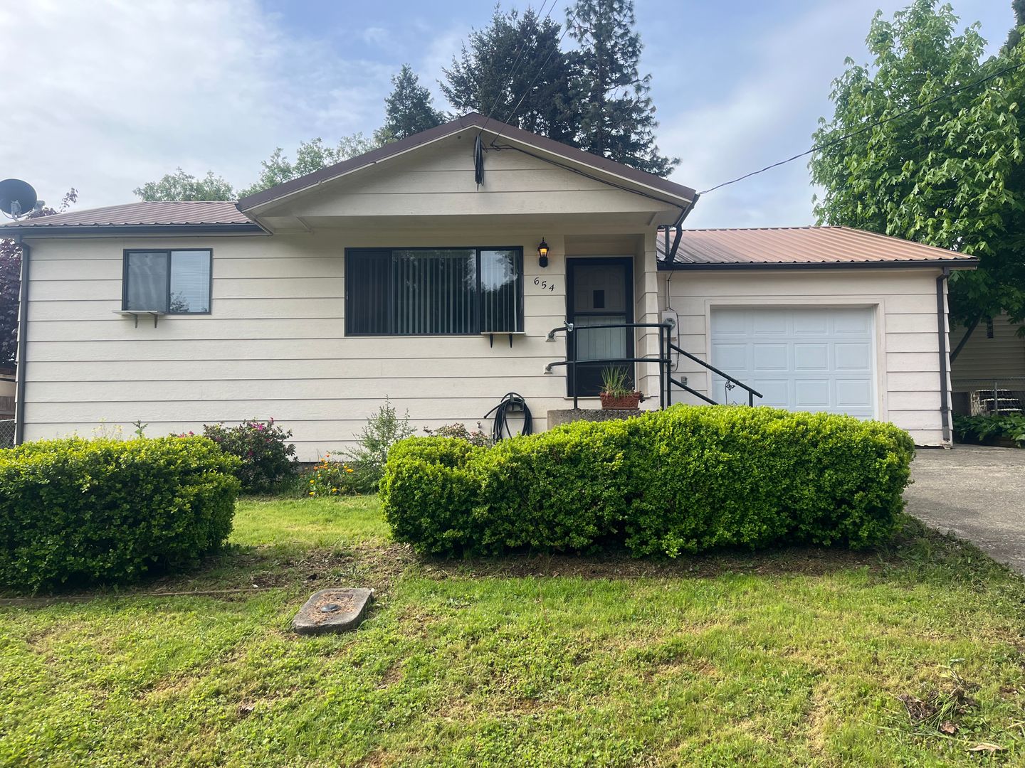 Myrtle Creek House: 654 NE Laurance St