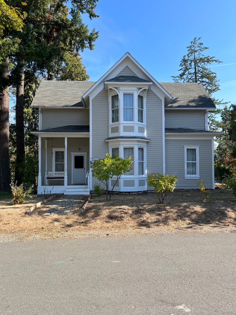 Canyonville House: 325 S Pine St