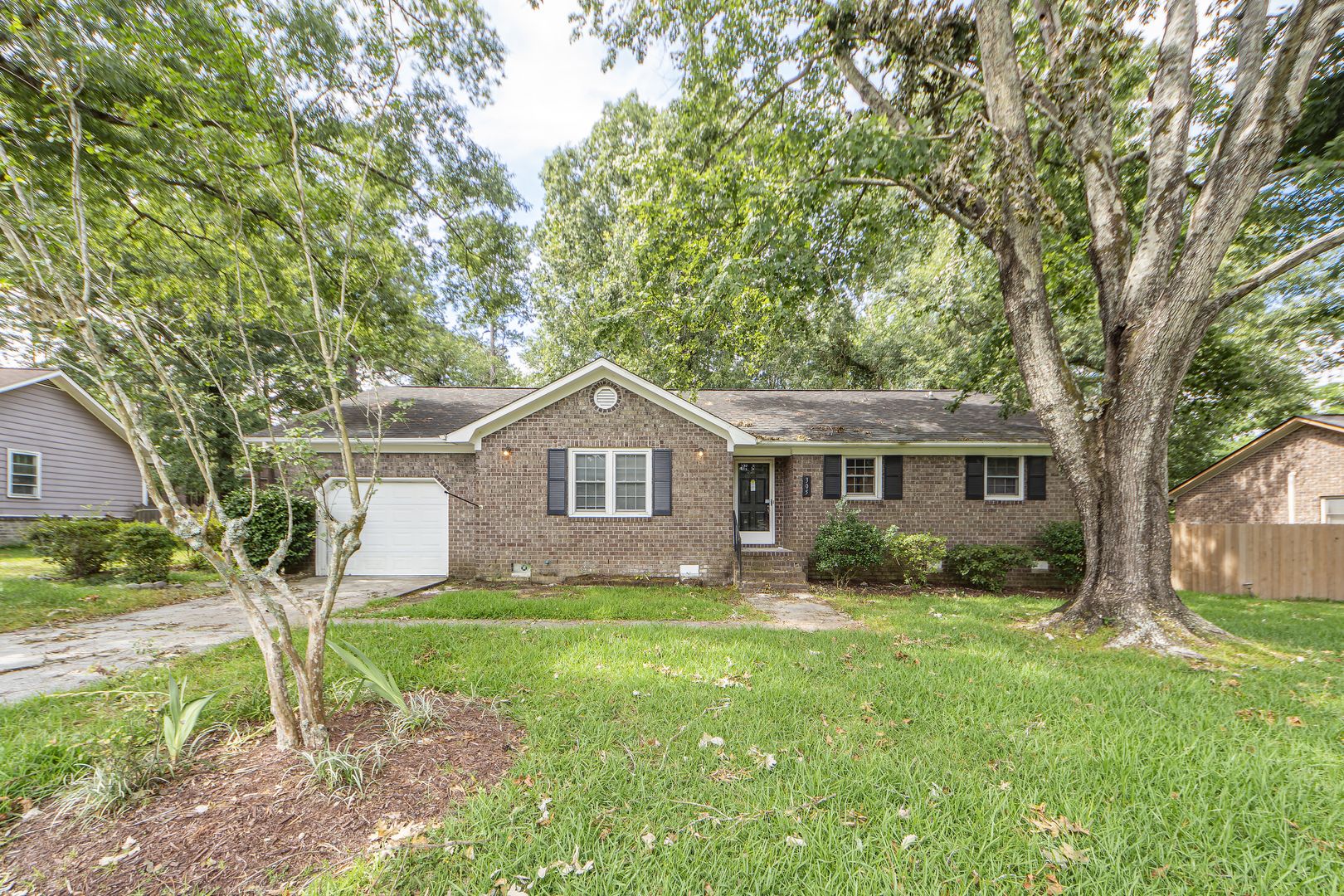 Summerville House: 305 Chessington Circle
