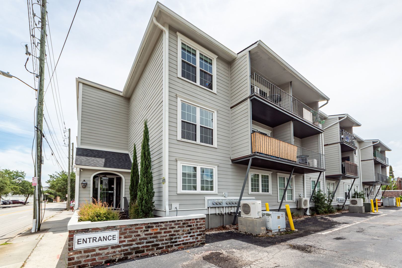 Charleston House: 259 E Bay Street #7B