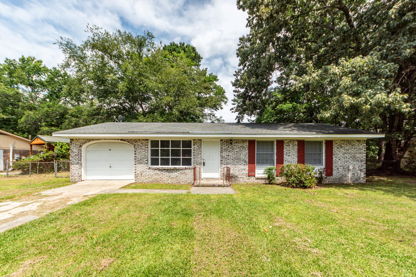 Summerville House: 107 Greenhurst Ave