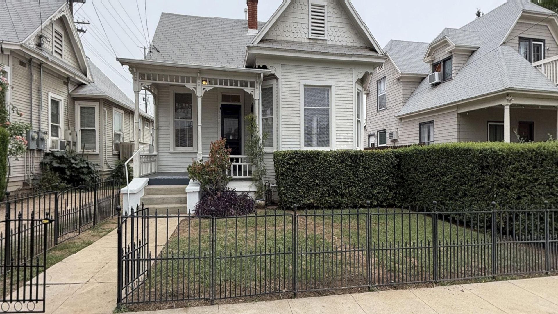 Redlands House: 256 Nordina St