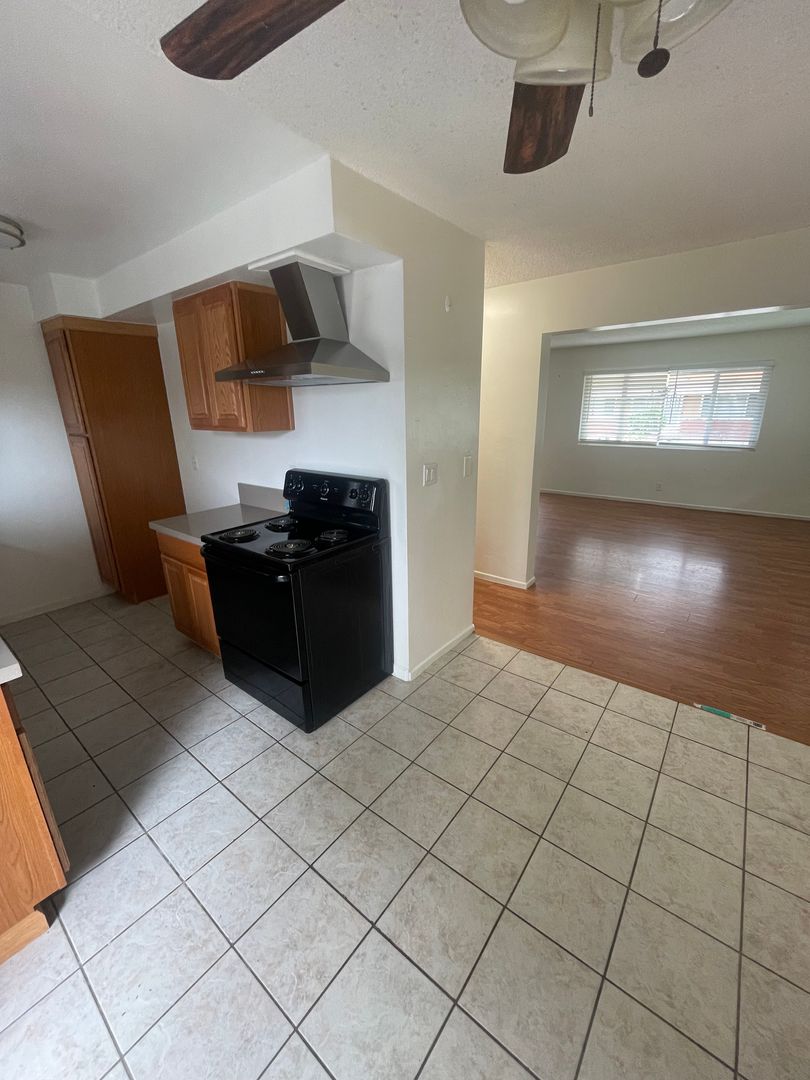 Garden Grove Apartment: 12072 Bailey St