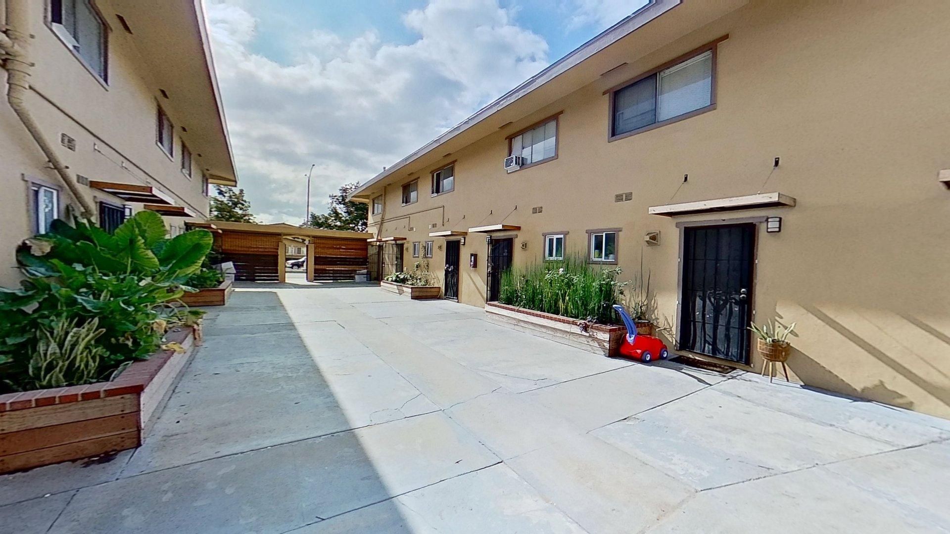 Fullerton Townhome: 443 W Valencia Dr