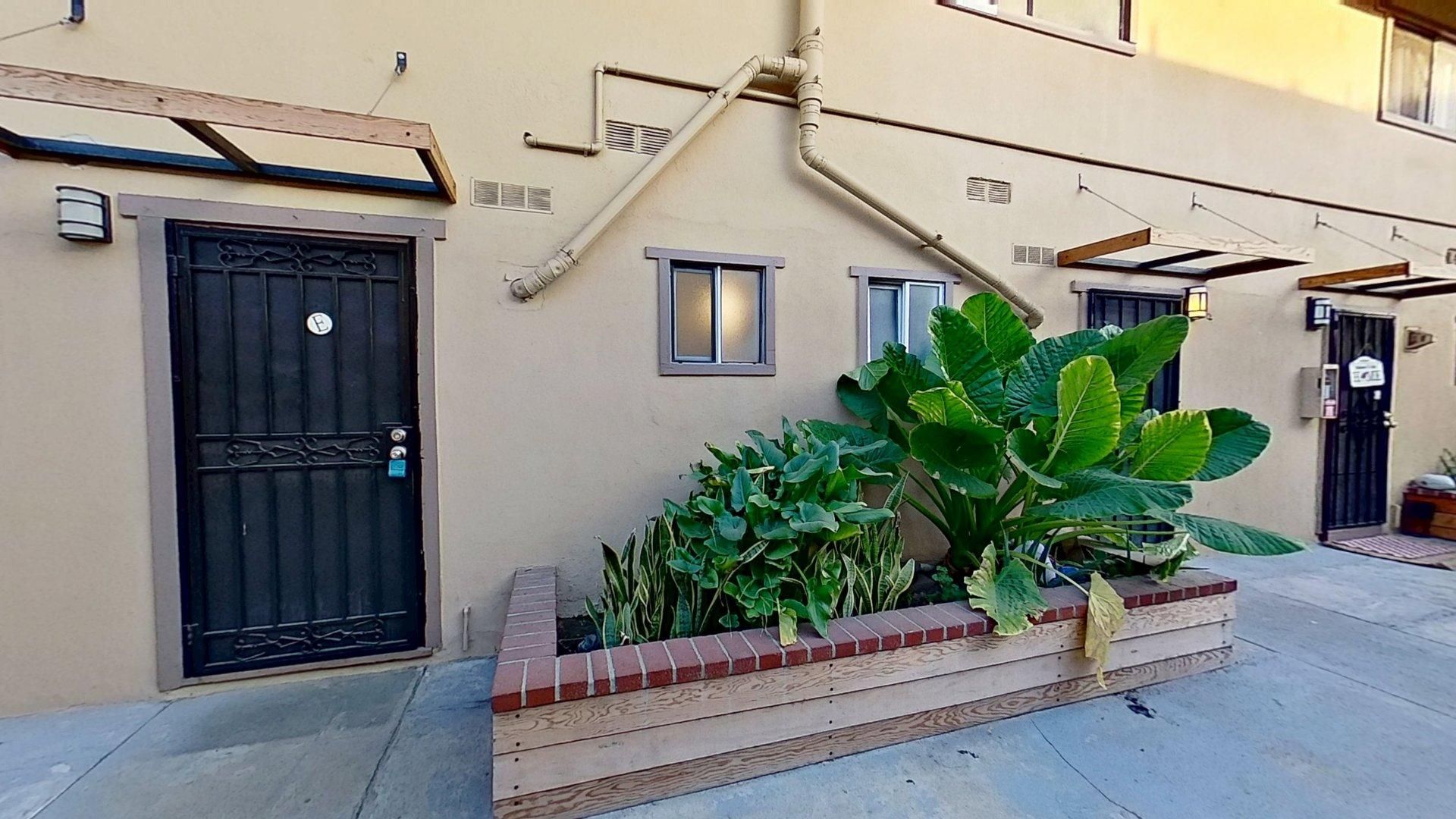 Fullerton Townhome: 443 W Valencia Dr