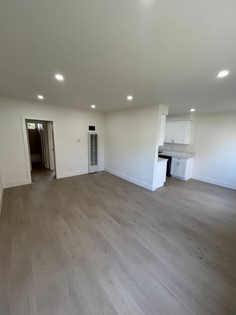 Fullerton Apartment: 524 Williamson Ave