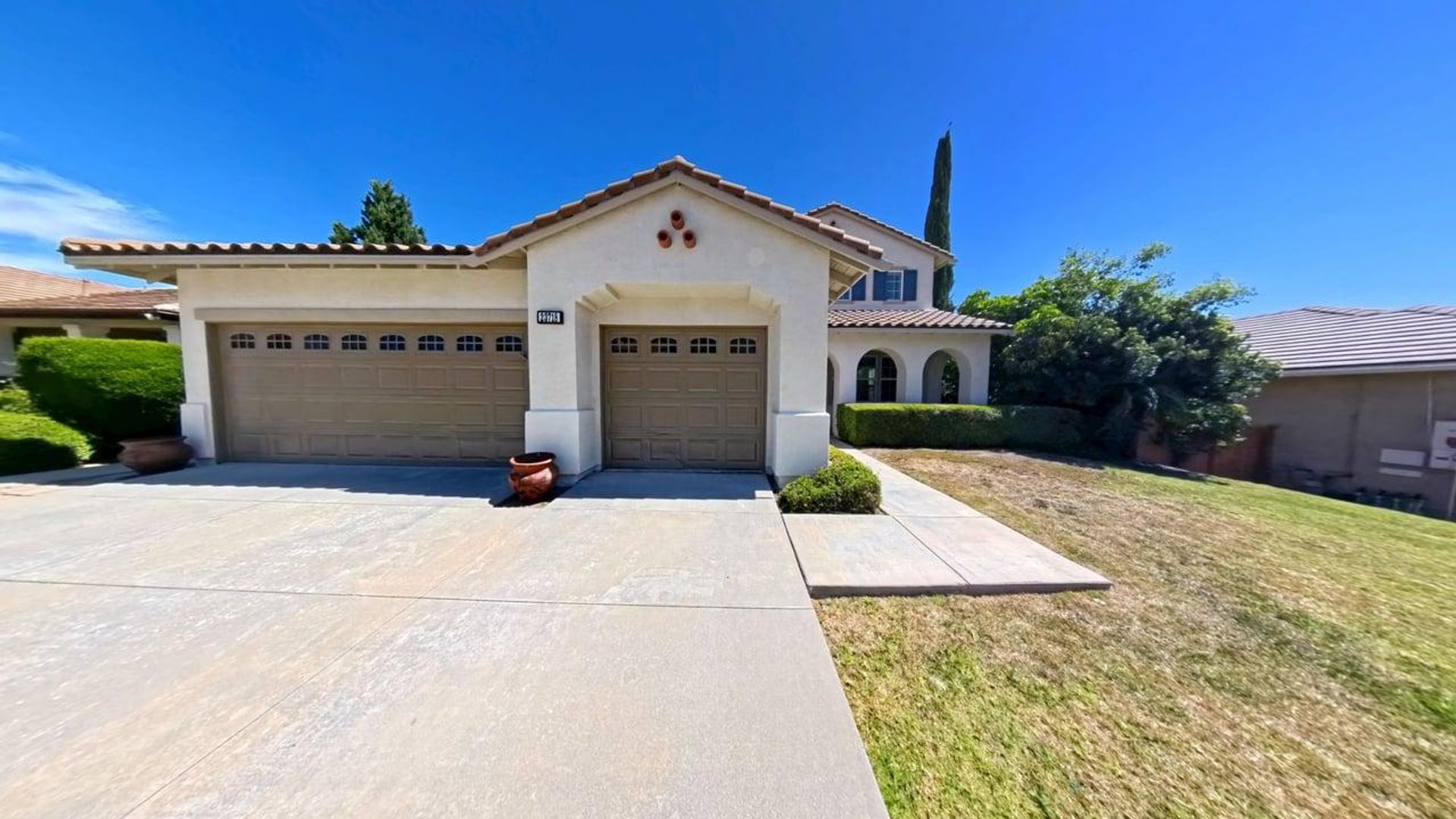 Corona House: 23718 Bella Vista Road