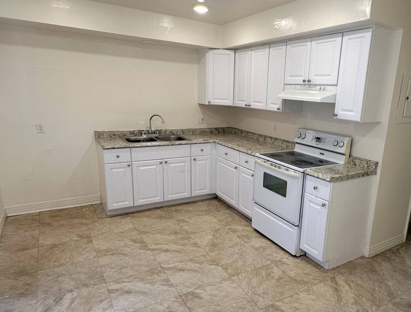 Lake Elsinore Apartment: 33080 Jamieson St.