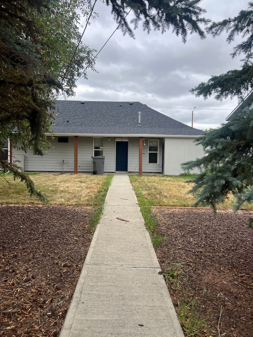 East Helena Apartment: 211 W Main St