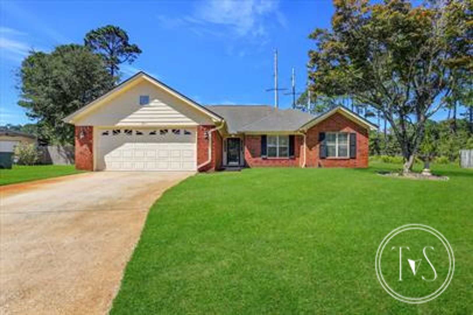 Hinesville House: 801 Winchester Rd