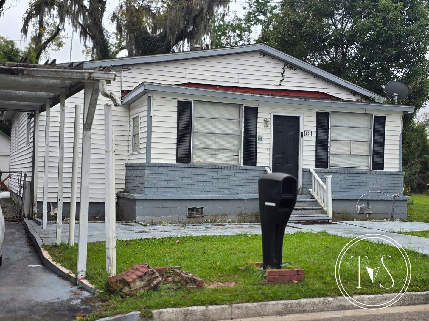 Savannah House: 1011 W 53rd Street