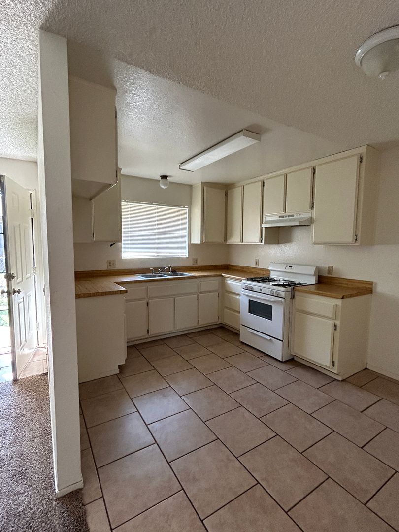 Tehachapi Apartment: 21300 Golden Hills Blvd.