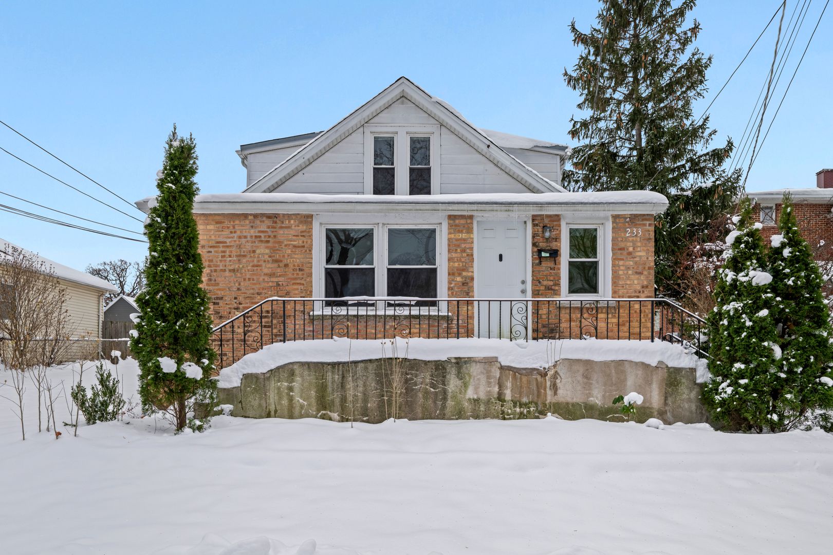 Highwood Apartment: 233 Llewellyn Ave