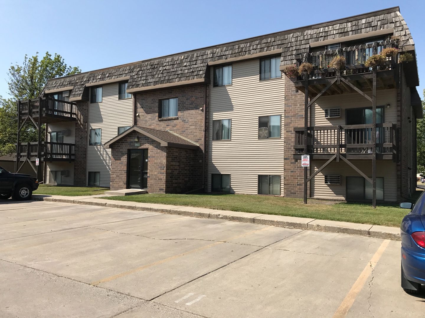 Grand Forks Apartment: 1975 South 29th Street