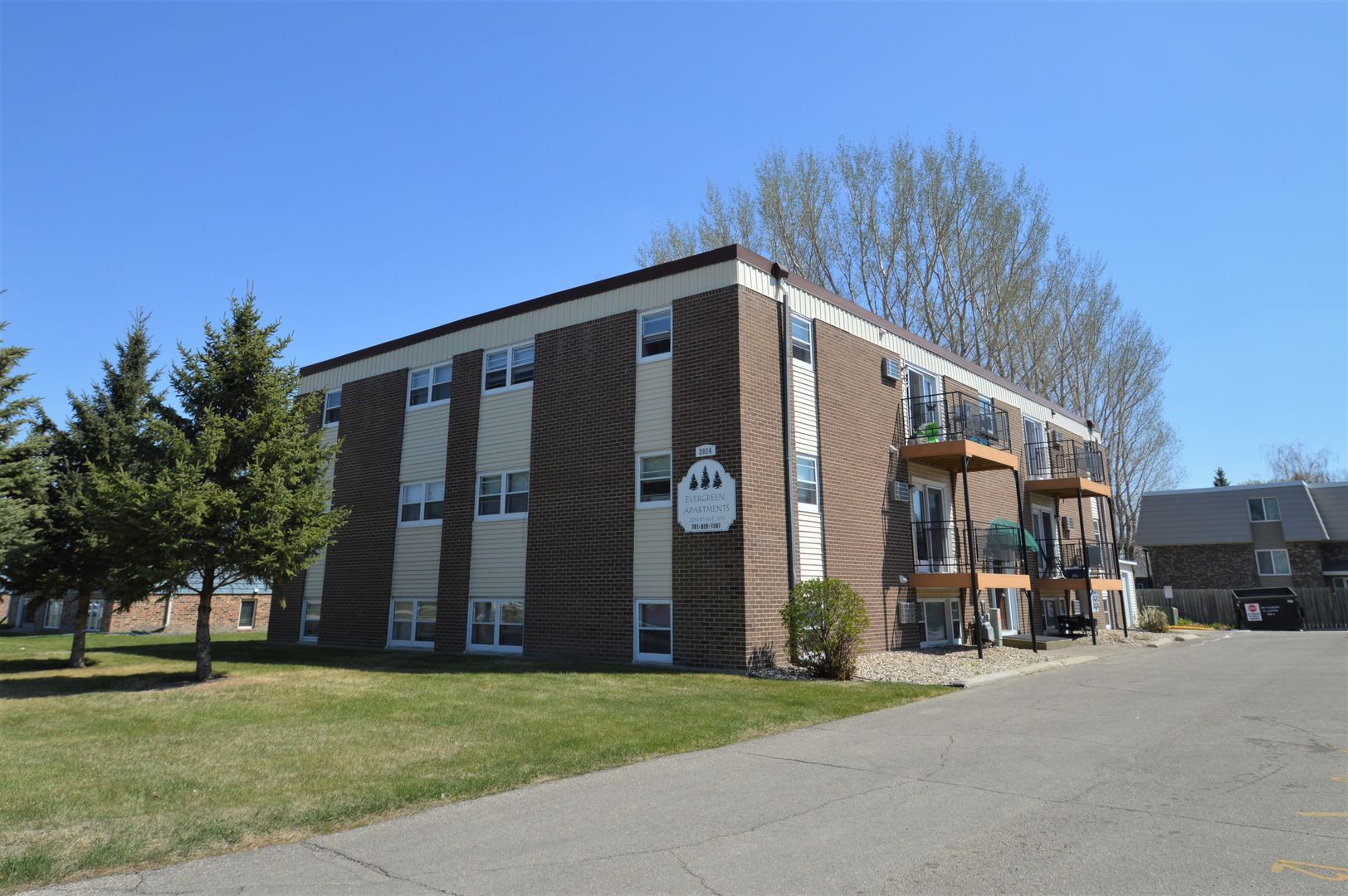 East Grand Forks Apartment: 2014 8th Ave NW