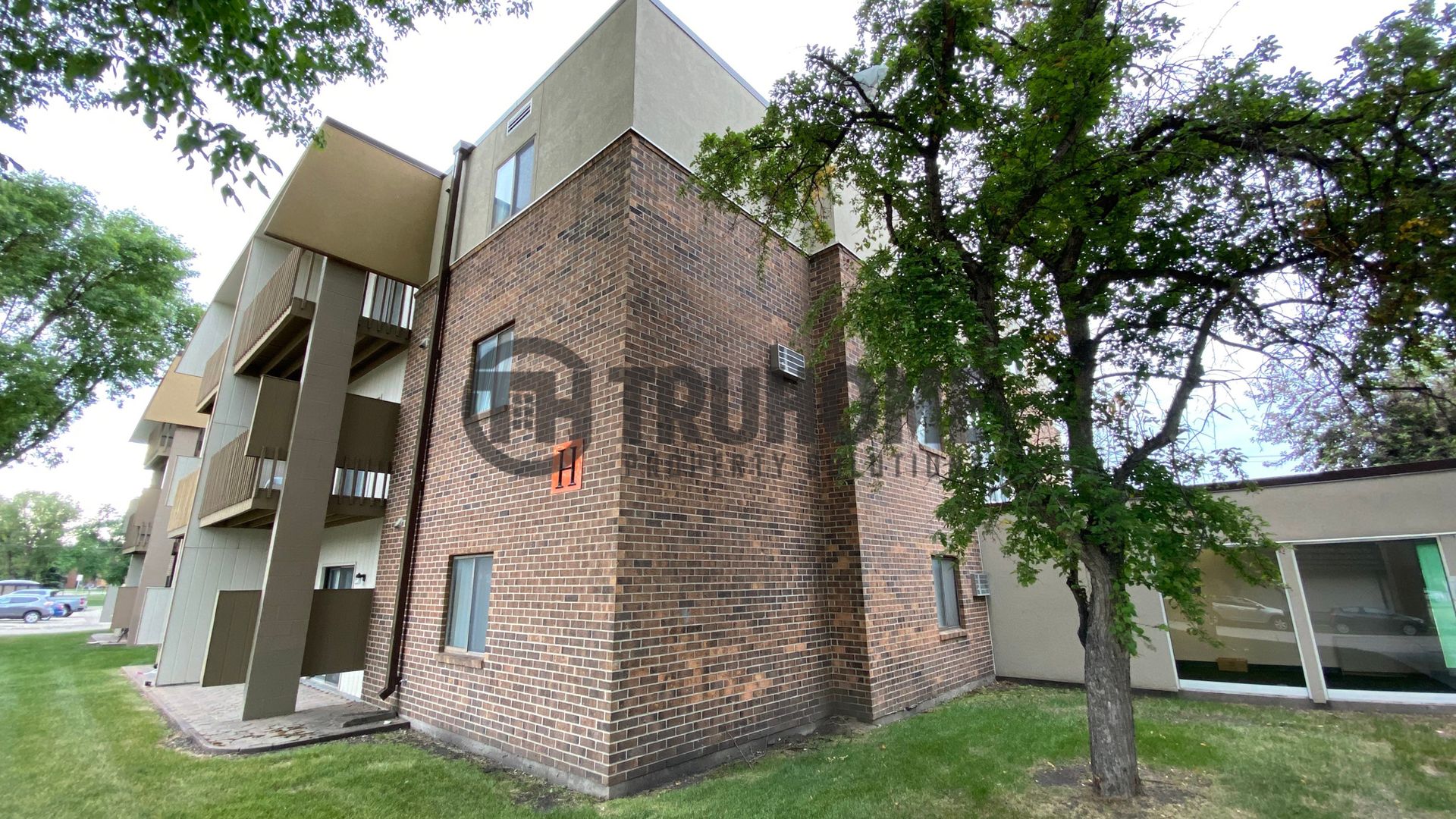 Grand Forks Apartment: 715 North 40th Street