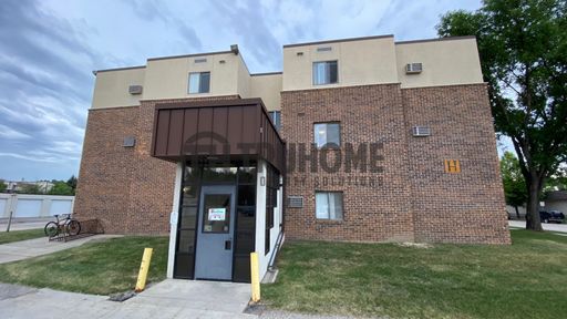 Large-1-Bedroom Apartment Ideally Located at the North End of Town! – photo 1