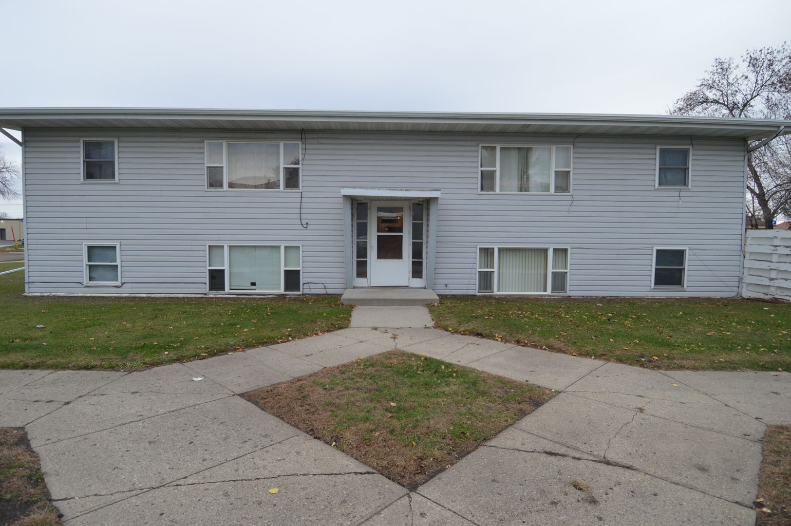 Grand Forks Apartment: 1114 Park Dr.