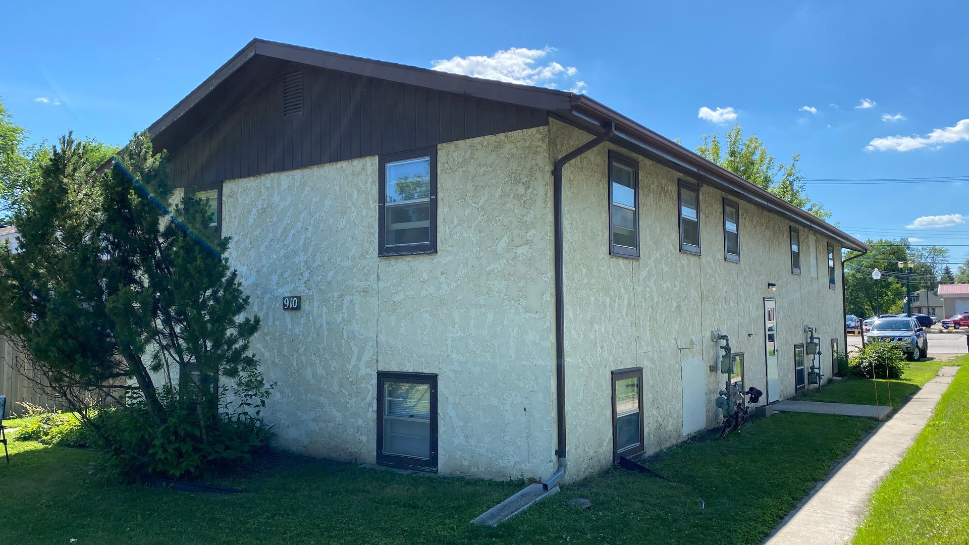 Grand Forks Apartment: 910 S. 12th St.