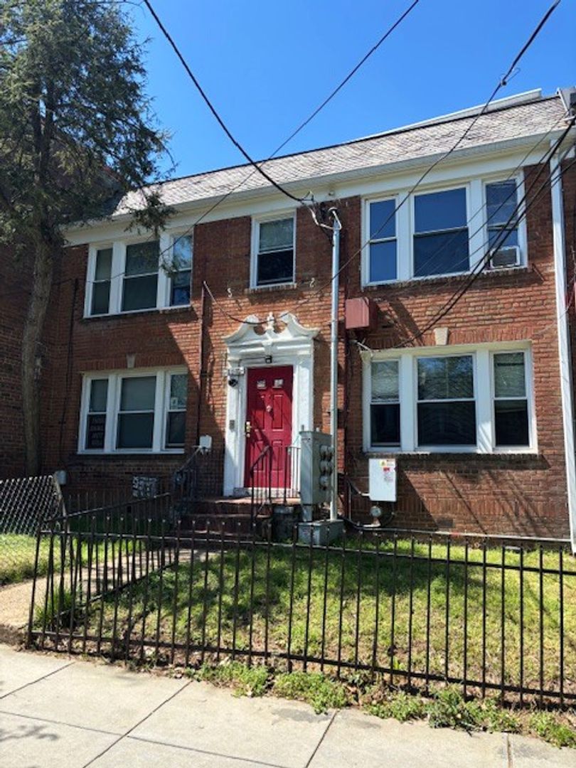 Washington Apartment: 1621 17th Pl SE