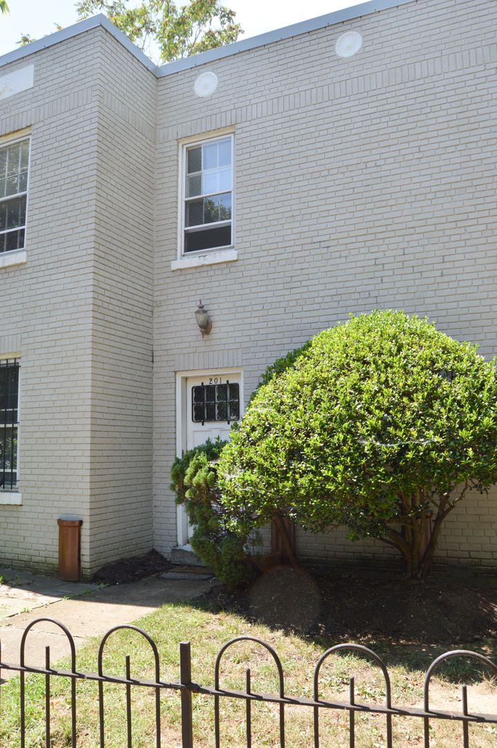 Washington Apartment: 201 Kentucky Ave S.E.