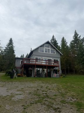 Charming One-Bedroom Apartment with Lake Views in Lakeside, $1200 – photo 1