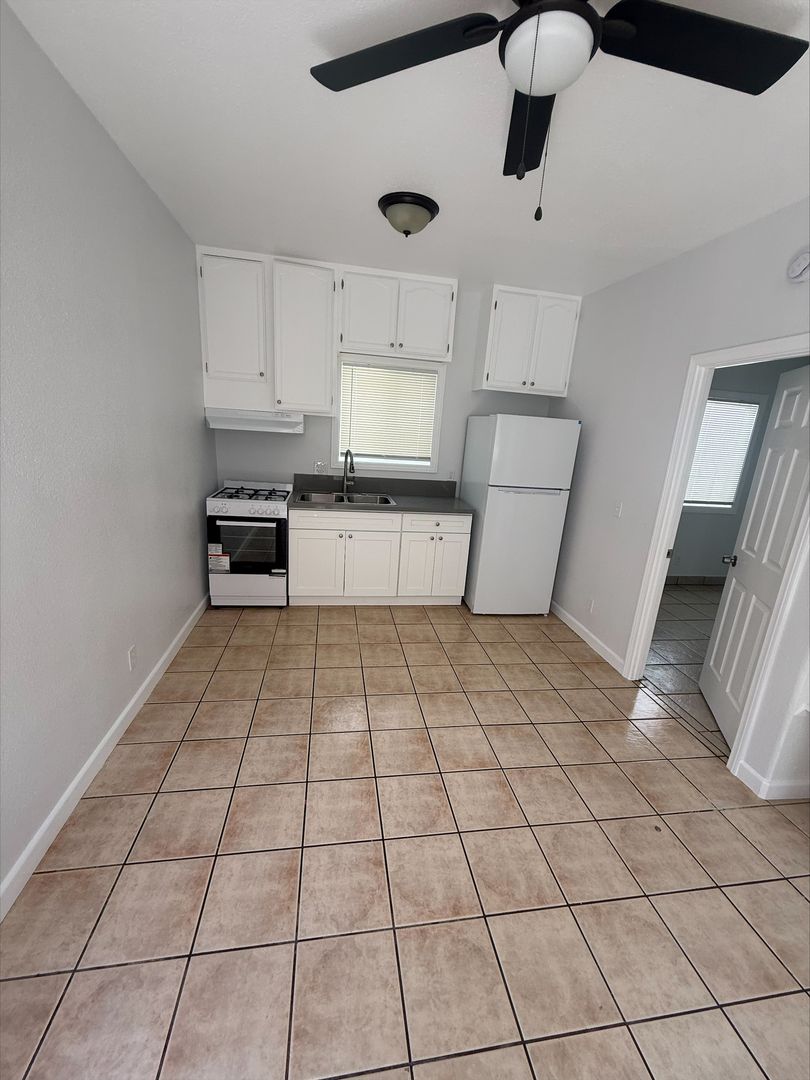 Long Beach Apartment: 842 Alamitos Avenue