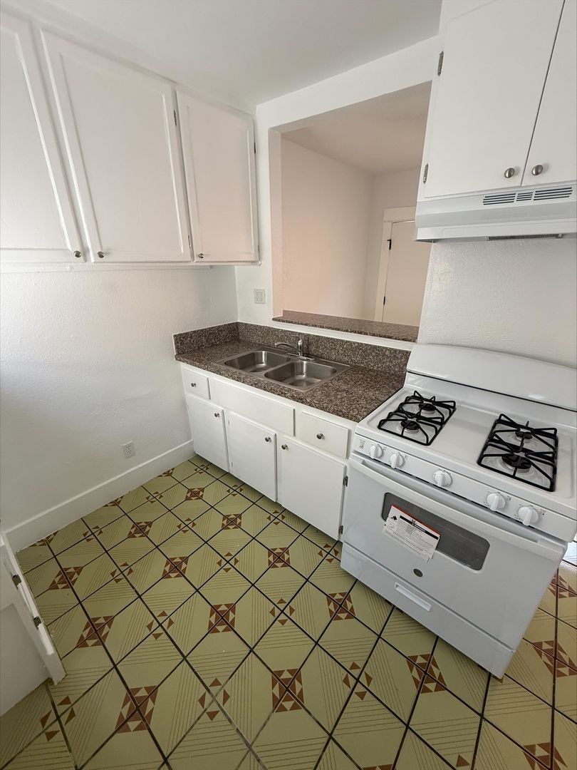 Long Beach Apartment: 1210 Hoffman Avenue