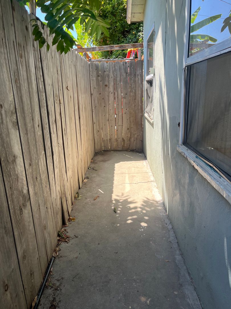 Long Beach Apartment: 1609-1611 Gundry Ave