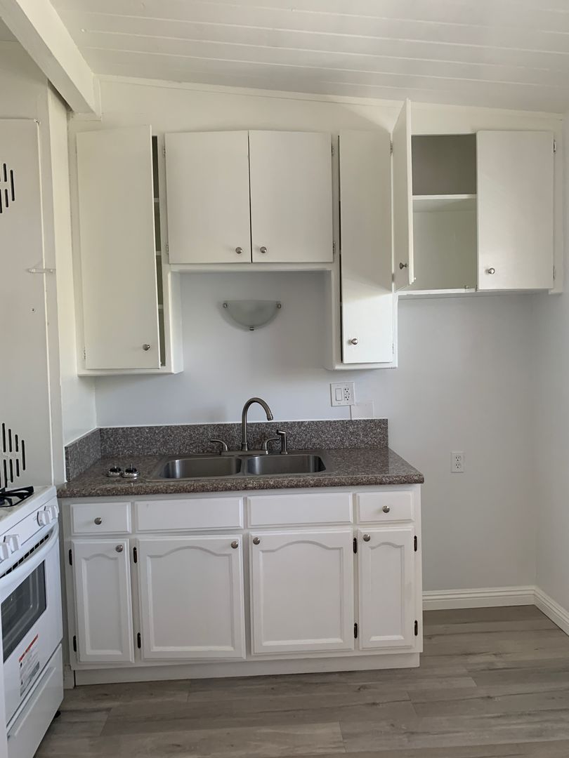 Long Beach Apartment: 2200 Myrtle Ave