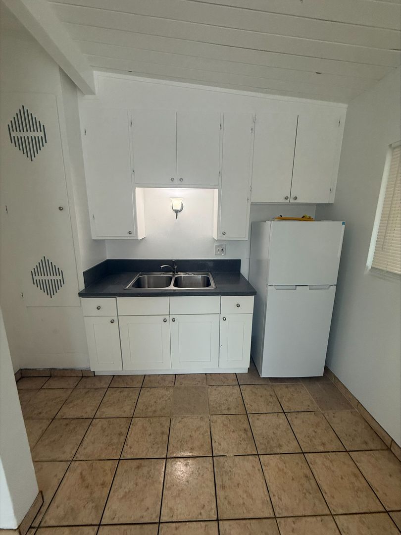Long Beach Apartment: 2200 Myrtle Ave