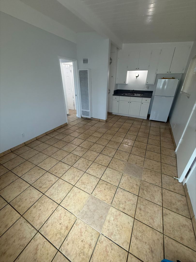 Long Beach Apartment: 2200 Myrtle Ave