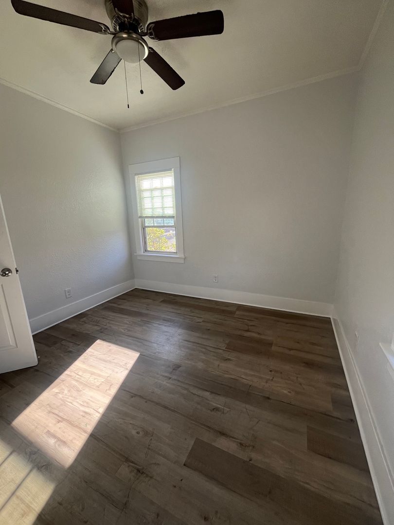 Long Beach Apartment: 1354 Gundry Ave