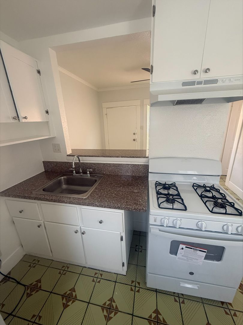 Long Beach Apartment: 1210 Hoffman Avenue