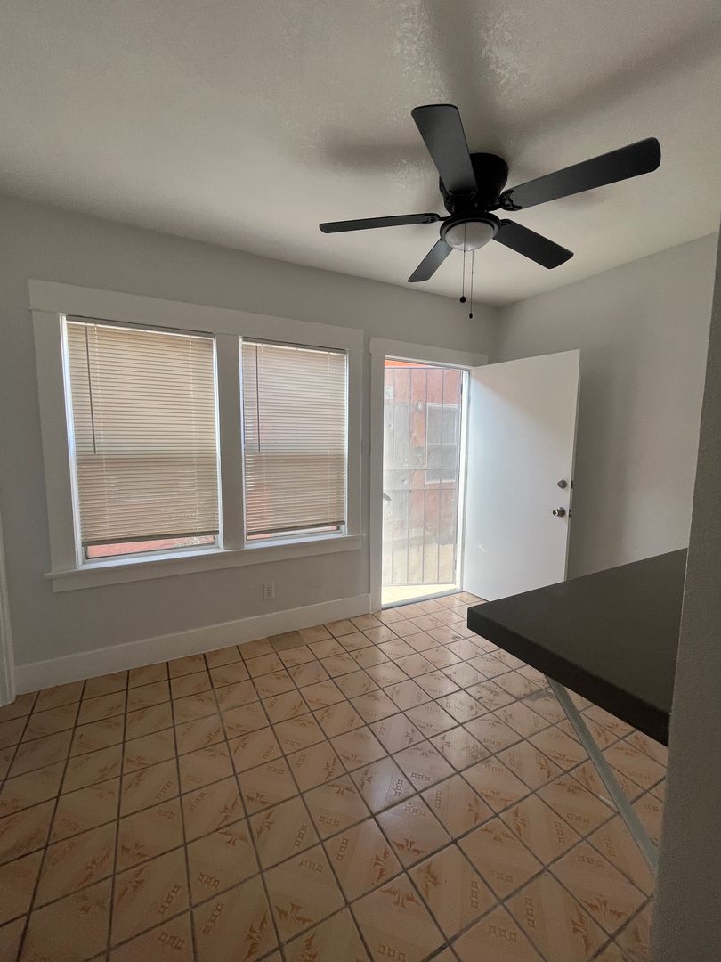 Long Beach Apartment: 1210 Hoffman Avenue