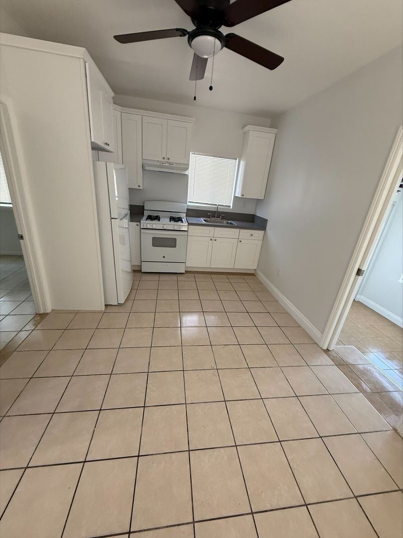 Long Beach Apartment: 842 Alamitos Avenue