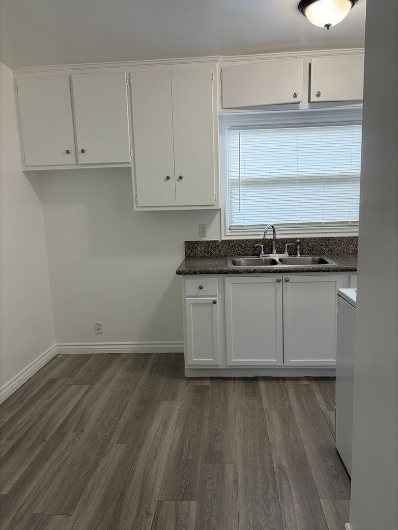 Long Beach Apartment: 630 E. Sunrise Ave