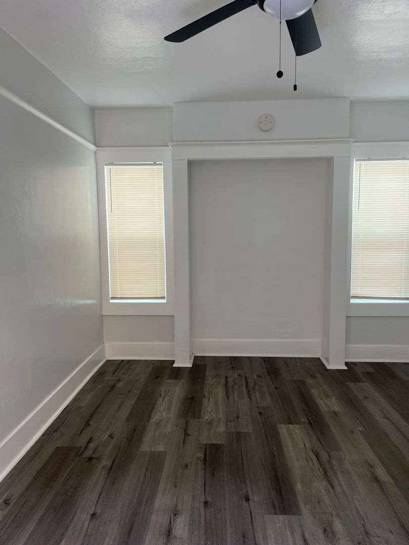 Long Beach Apartment: 1456 Coronado Ave