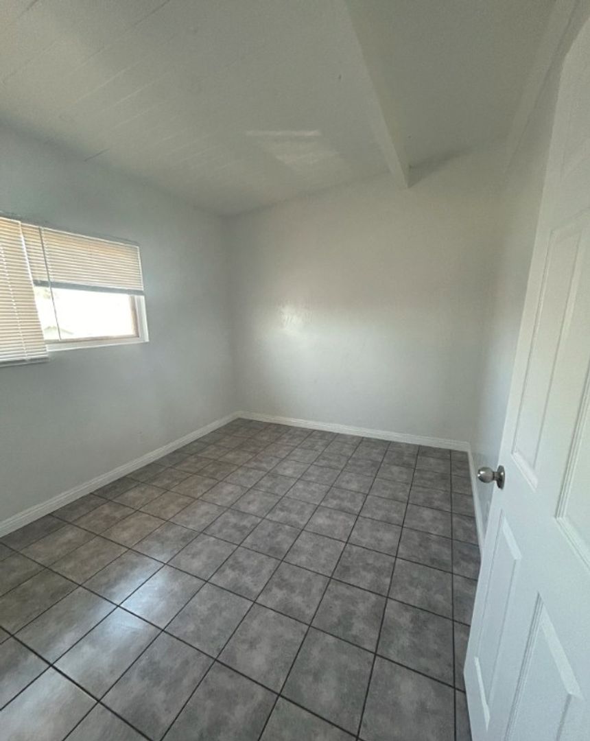 Long Beach Apartment: 2200 Myrtle Ave