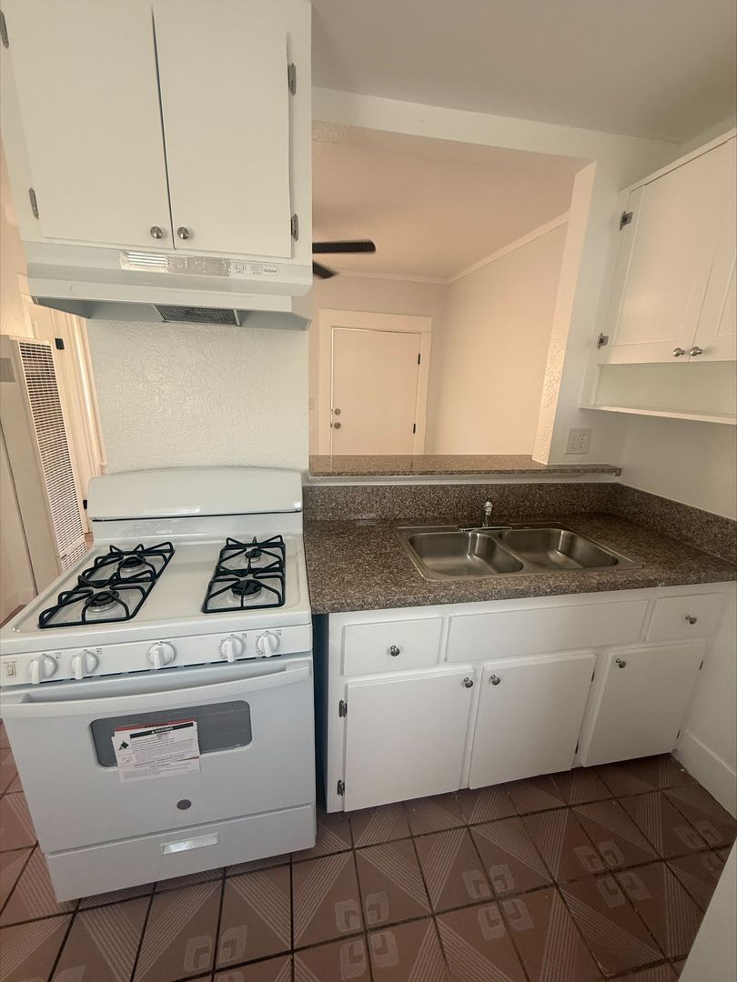 Long Beach Apartment: 1210 Hoffman Avenue