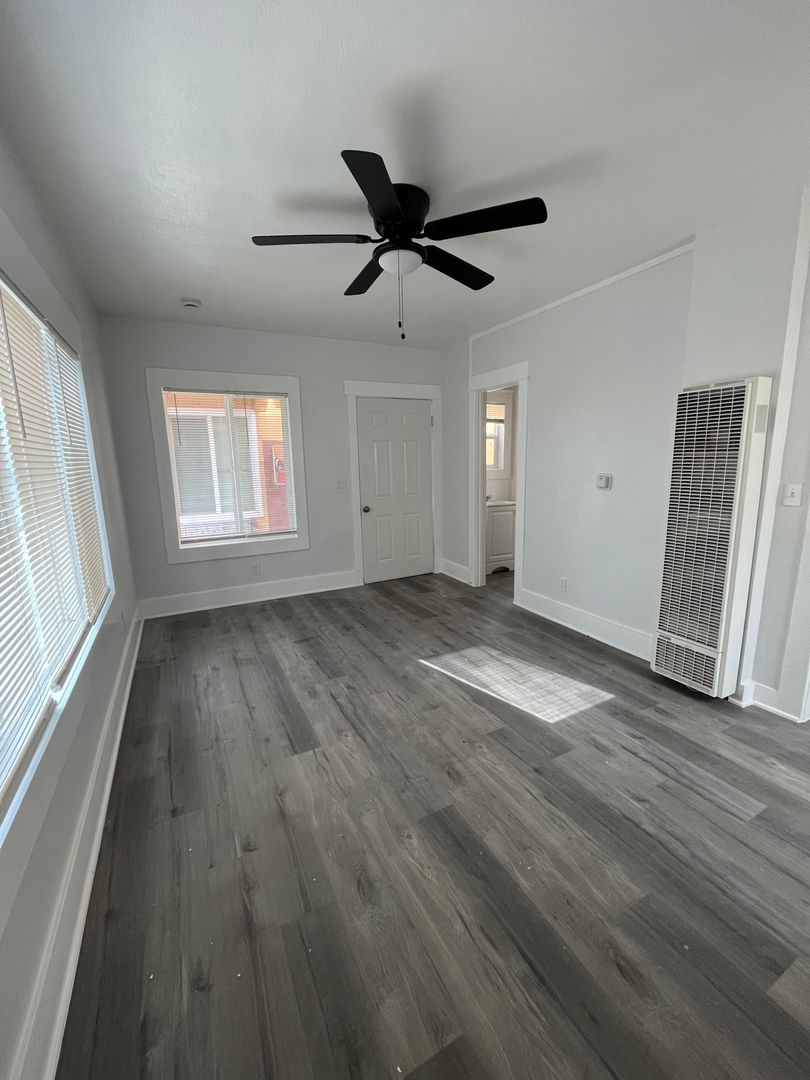 Long Beach Apartment: 1456 Coronado Ave