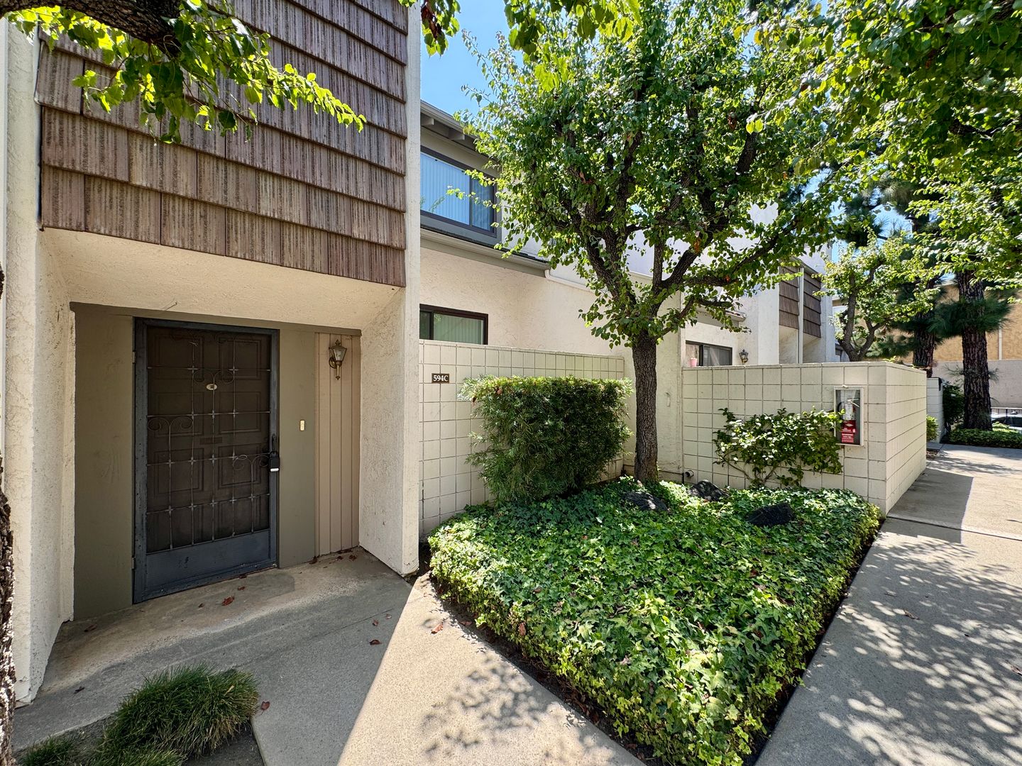 Arcadia House: 594 W Huntington Drive #C