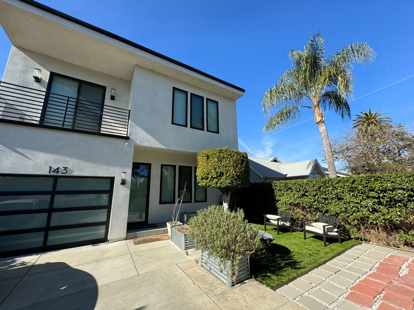 Los Angeles House: 143 N Ardmore Ave