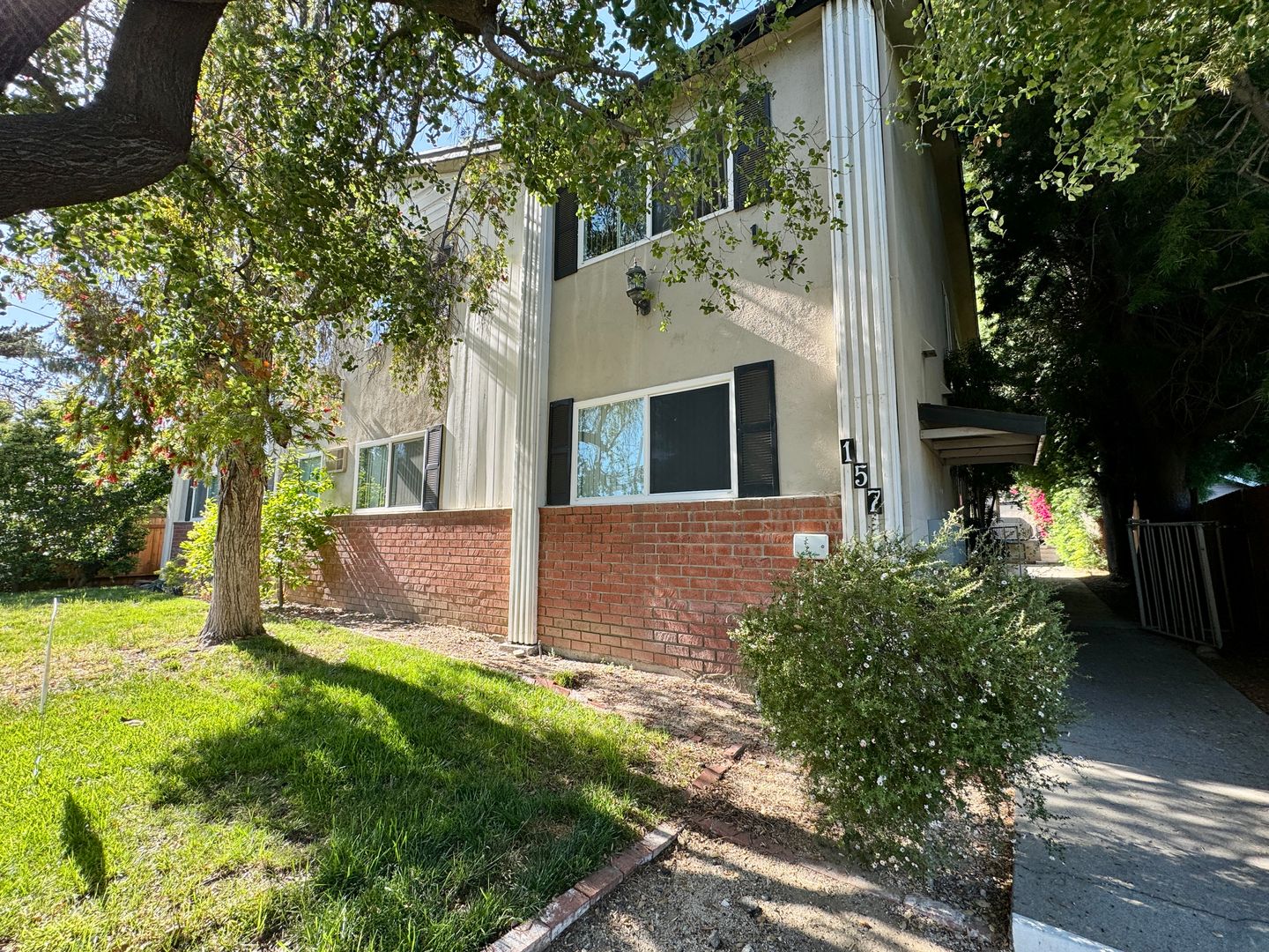 Sierra Madre Apartment: 157 Esperanza Ave.
